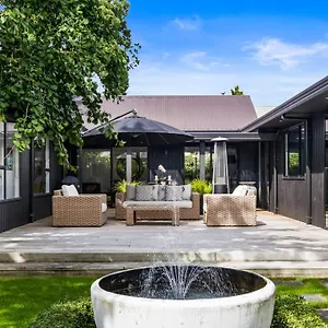  Holiday home Black Luxury New Zealand